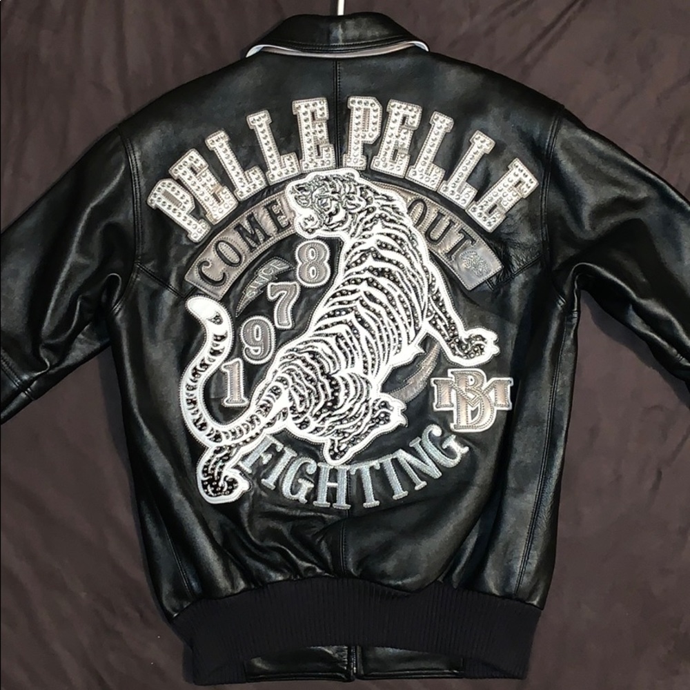 PRE-OWNED PELLEPELLE MENS GENUINE LEATHER COAT.